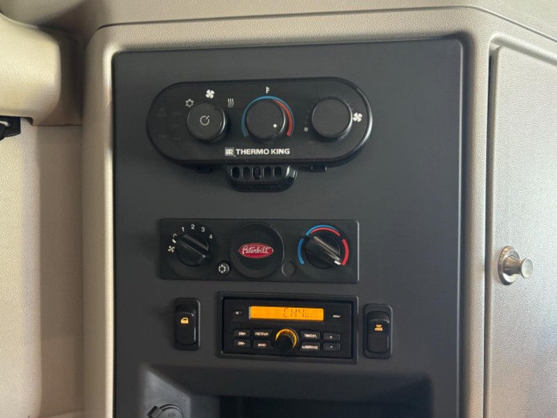 Peterbilt 579 Vehicle Full-screen Gallery Image 27