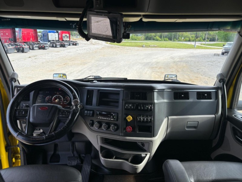 Peterbilt 579 Vehicle Full-screen Gallery Image 28