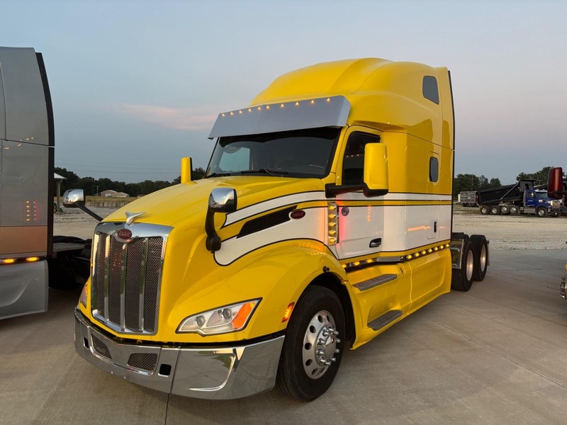 Peterbilt 579 Vehicle Full-screen Gallery Image 29