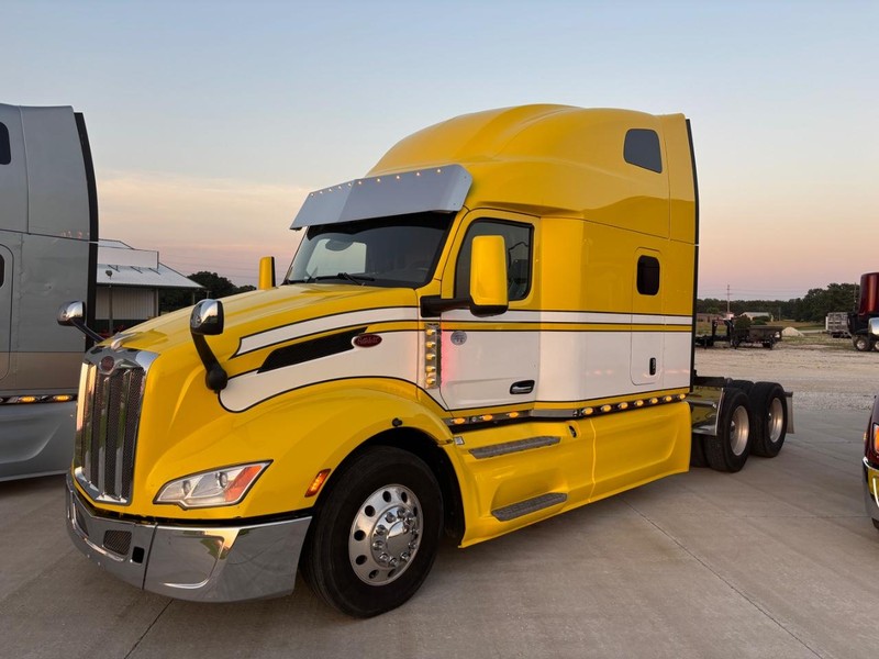 Peterbilt 579 Vehicle Full-screen Gallery Image 30
