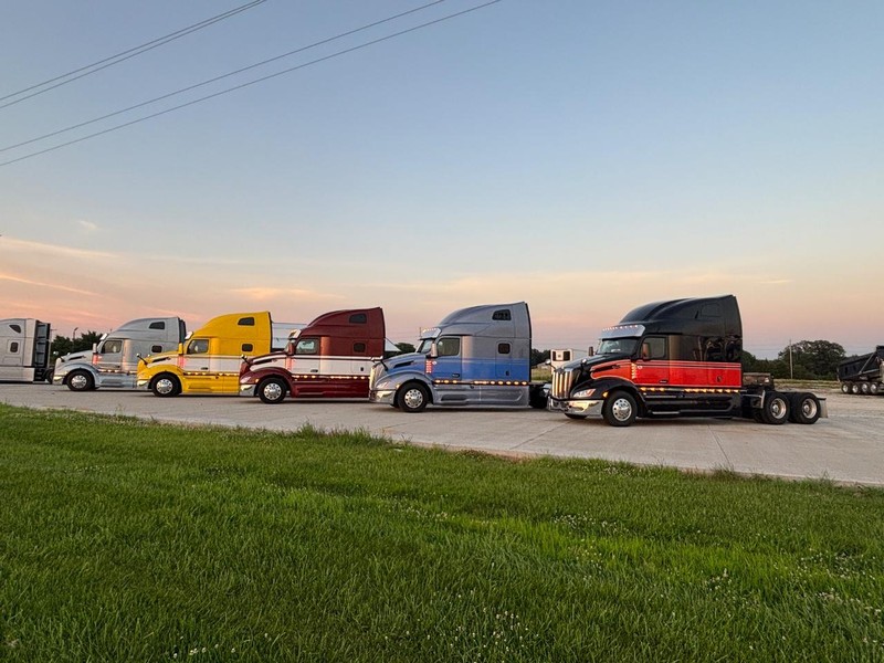 Peterbilt 579 Vehicle Full-screen Gallery Image 31