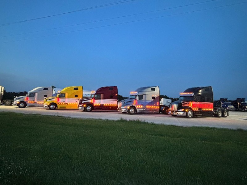 Peterbilt 579 Vehicle Full-screen Gallery Image 32