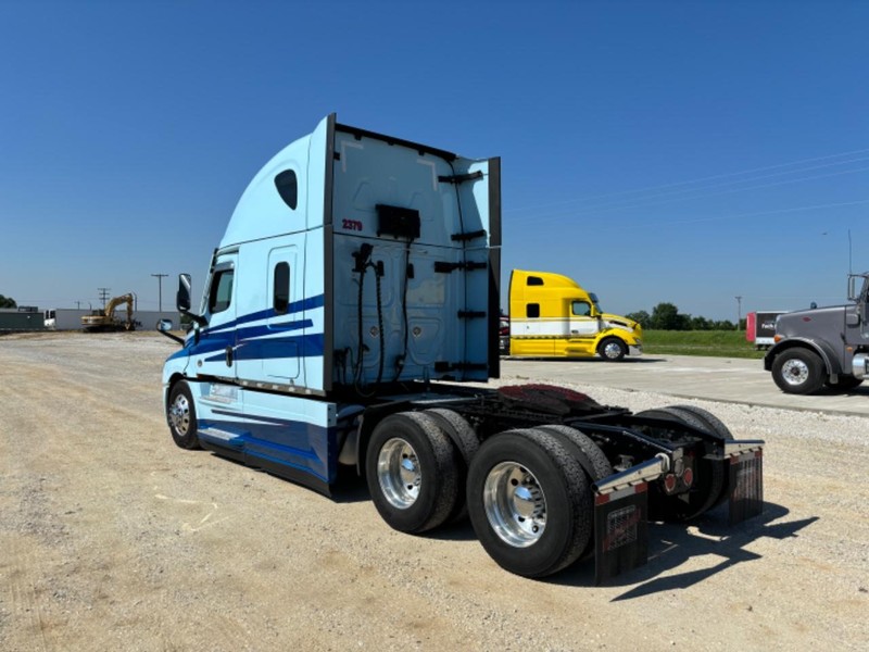 Freightliner CASCADIA Vehicle Full-screen Gallery Image 04