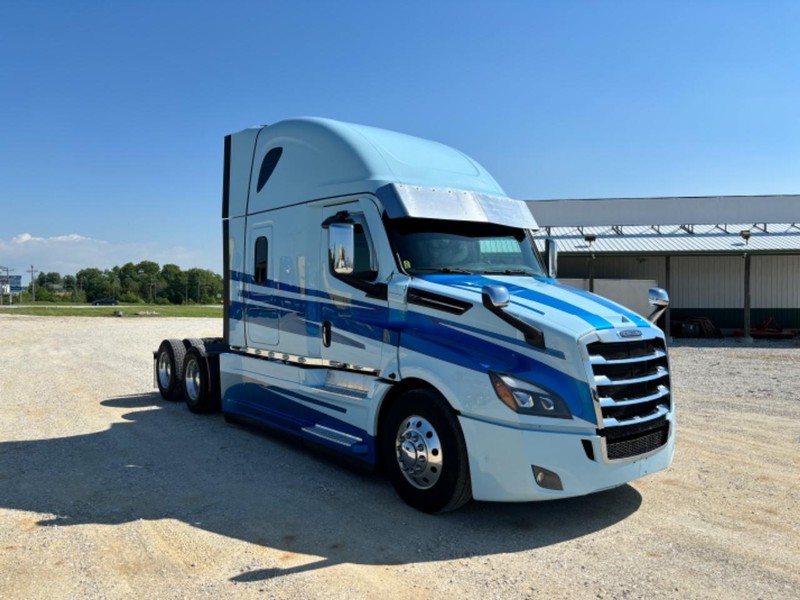 Freightliner CASCADIA Vehicle Full-screen Gallery Image 05