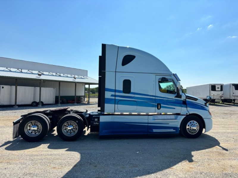 Freightliner CASCADIA Vehicle Full-screen Gallery Image 06