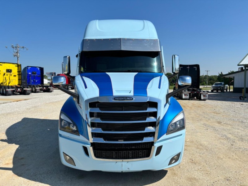 Freightliner CASCADIA Vehicle Full-screen Gallery Image 08