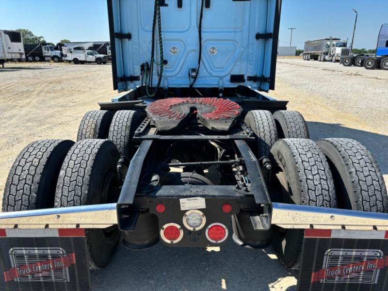 Freightliner CASCADIA Vehicle Full-screen Gallery Image 11