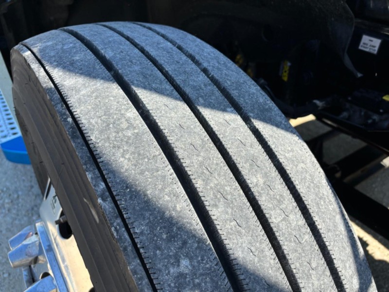 Freightliner CASCADIA Vehicle Full-screen Gallery Image 12