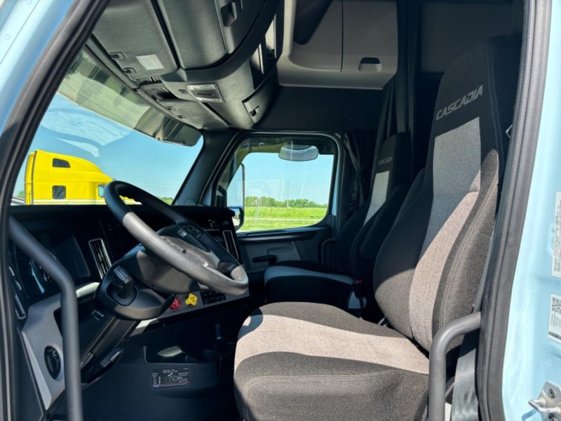 Freightliner CASCADIA Vehicle Full-screen Gallery Image 16