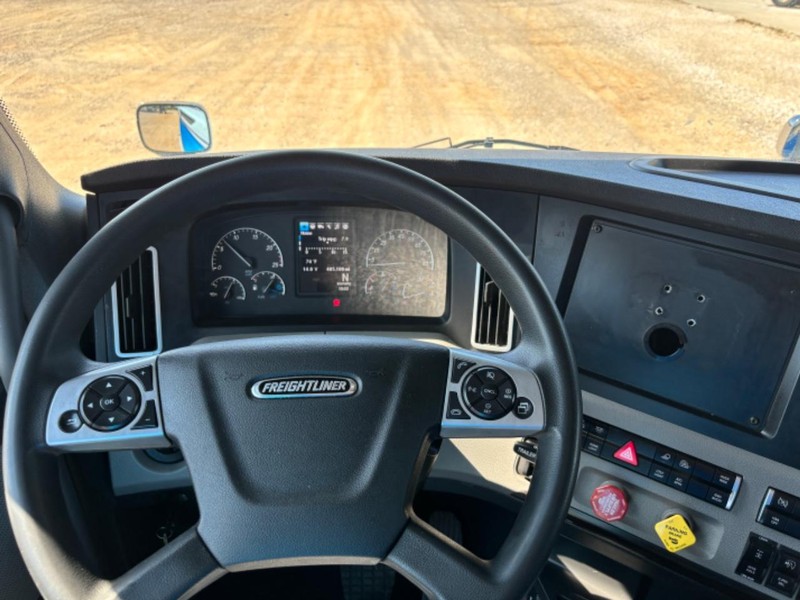 Freightliner CASCADIA Vehicle Full-screen Gallery Image 17