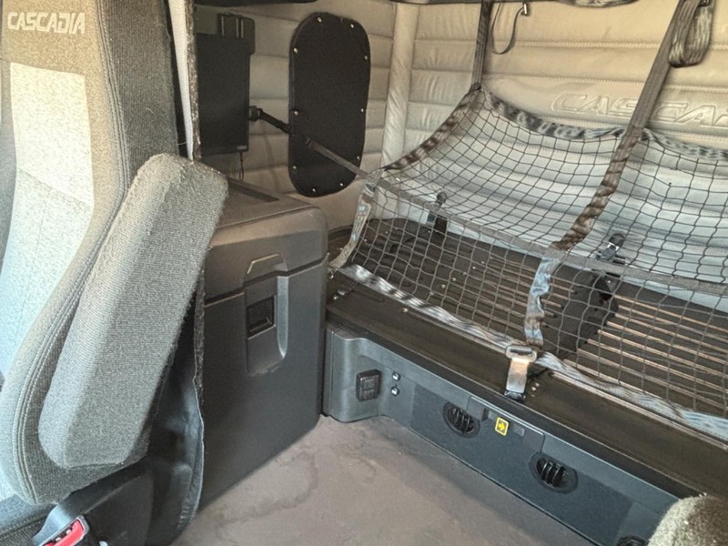 Freightliner CASCADIA Vehicle Full-screen Gallery Image 21