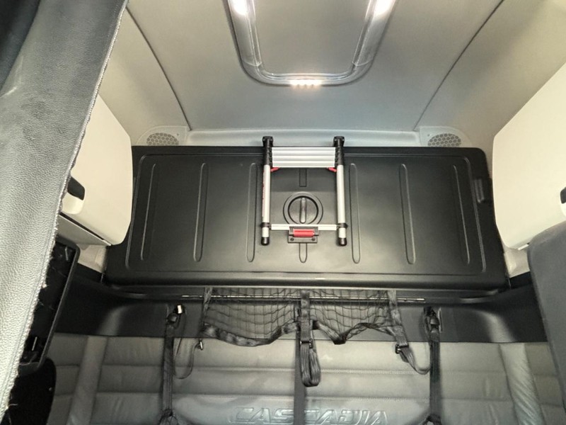 Freightliner CASCADIA Vehicle Full-screen Gallery Image 24