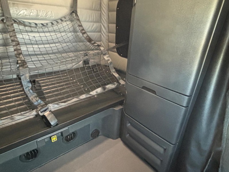 Freightliner CASCADIA Vehicle Full-screen Gallery Image 25