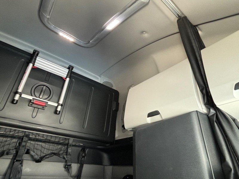 Freightliner CASCADIA Vehicle Full-screen Gallery Image 26