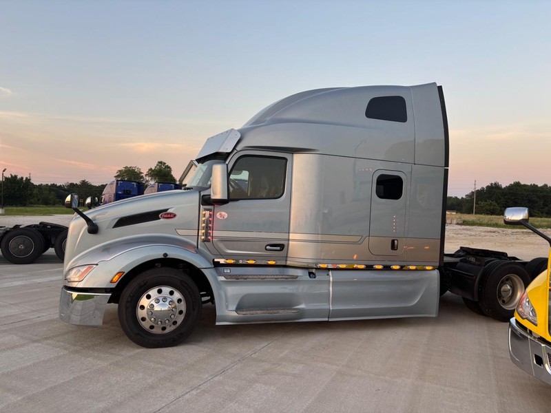 Peterbilt 579 Vehicle Full-screen Gallery Image 01