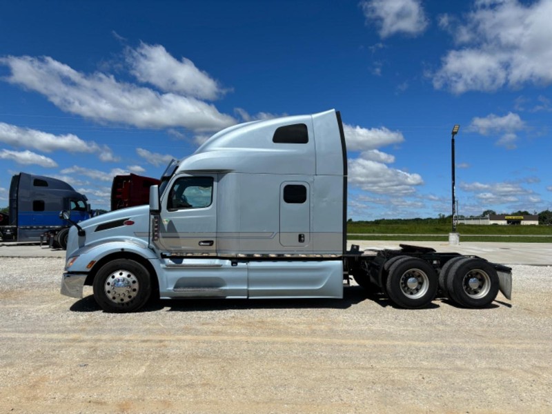 Peterbilt 579 Vehicle Full-screen Gallery Image 03