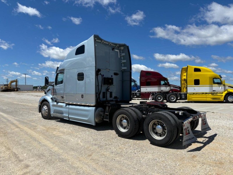 Peterbilt 579 Vehicle Full-screen Gallery Image 04