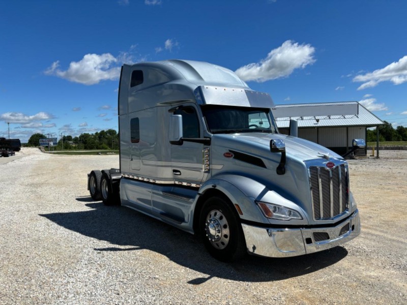 Peterbilt 579 Vehicle Full-screen Gallery Image 05