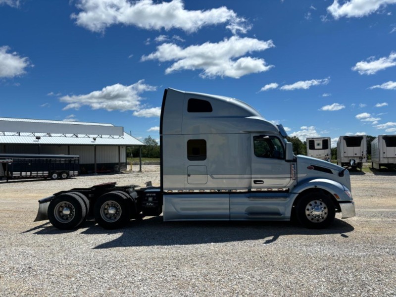 Peterbilt 579 Vehicle Full-screen Gallery Image 06