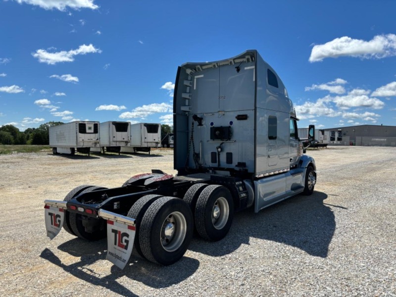 Peterbilt 579 Vehicle Full-screen Gallery Image 07