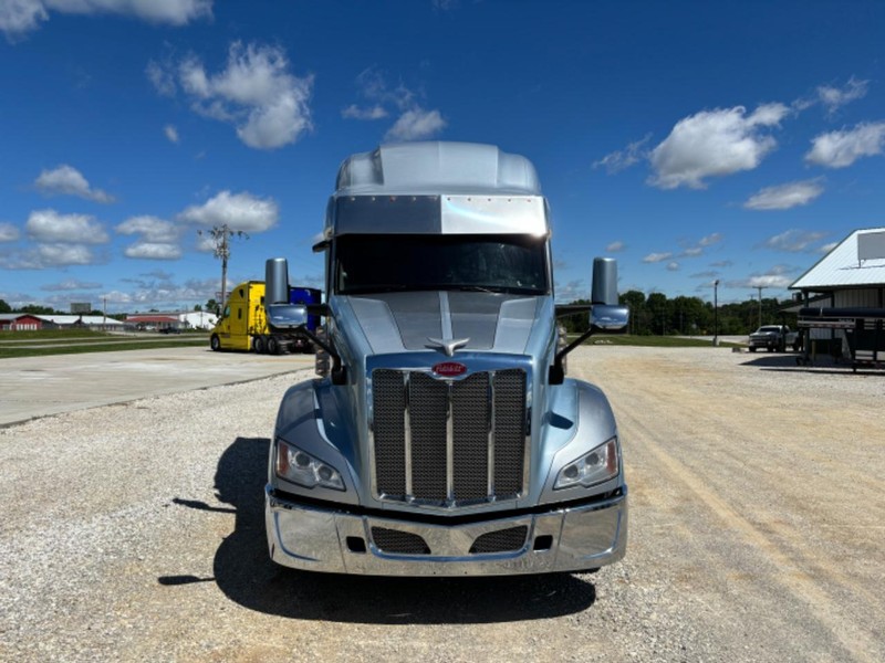 Peterbilt 579 Vehicle Full-screen Gallery Image 08