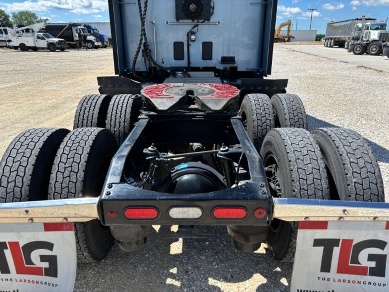 Peterbilt 579 Vehicle Full-screen Gallery Image 09