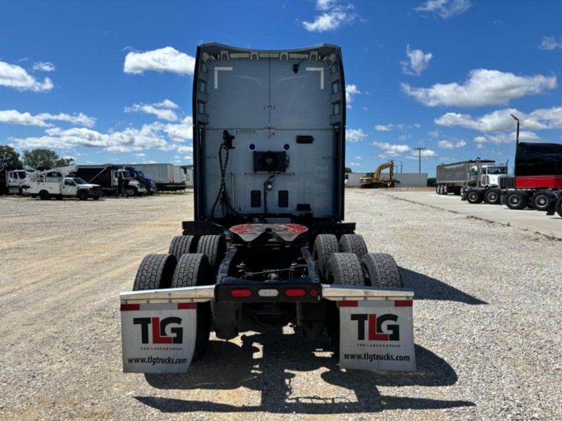 Peterbilt 579 Vehicle Full-screen Gallery Image 10