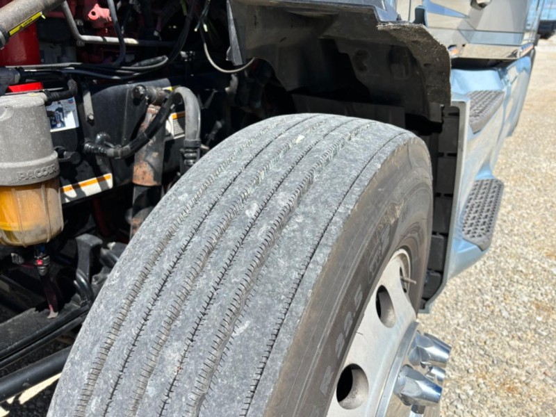 Peterbilt 579 Vehicle Full-screen Gallery Image 11