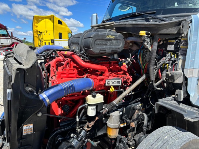 Peterbilt 579 Vehicle Full-screen Gallery Image 12