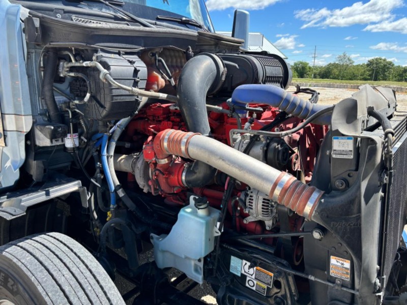 Peterbilt 579 Vehicle Full-screen Gallery Image 13