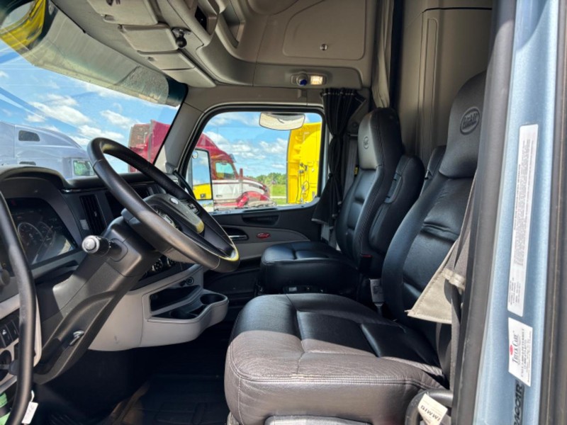 Peterbilt 579 Vehicle Full-screen Gallery Image 16