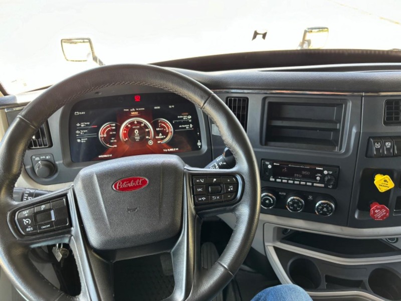 Peterbilt 579 Vehicle Full-screen Gallery Image 17