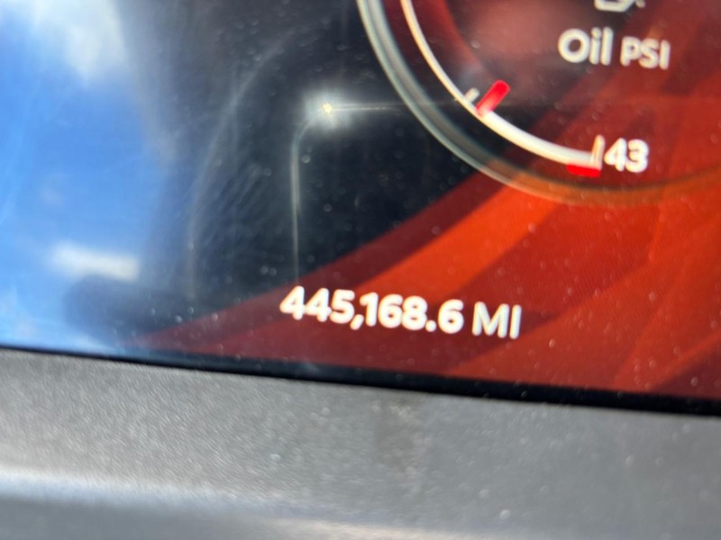 Peterbilt 579 Vehicle Full-screen Gallery Image 18