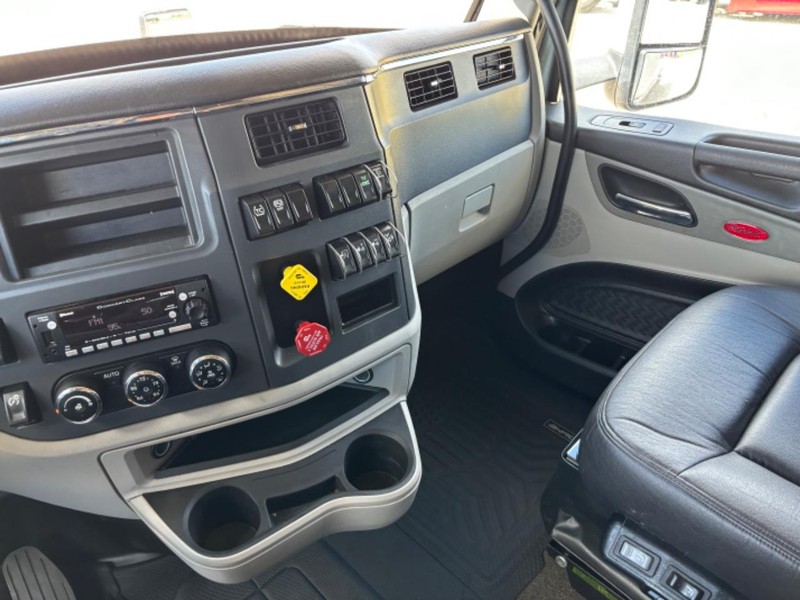 Peterbilt 579 Vehicle Full-screen Gallery Image 19