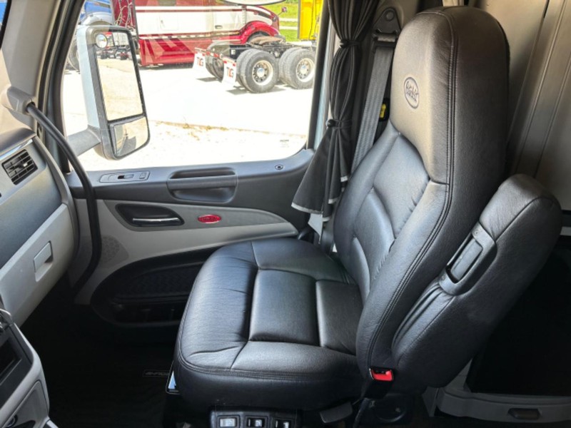 Peterbilt 579 Vehicle Full-screen Gallery Image 20