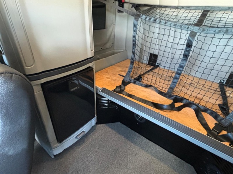 Peterbilt 579 Vehicle Full-screen Gallery Image 21