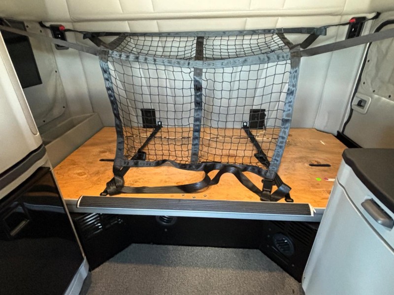 Peterbilt 579 Vehicle Full-screen Gallery Image 23