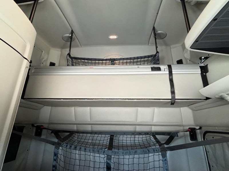 Peterbilt 579 Vehicle Full-screen Gallery Image 24