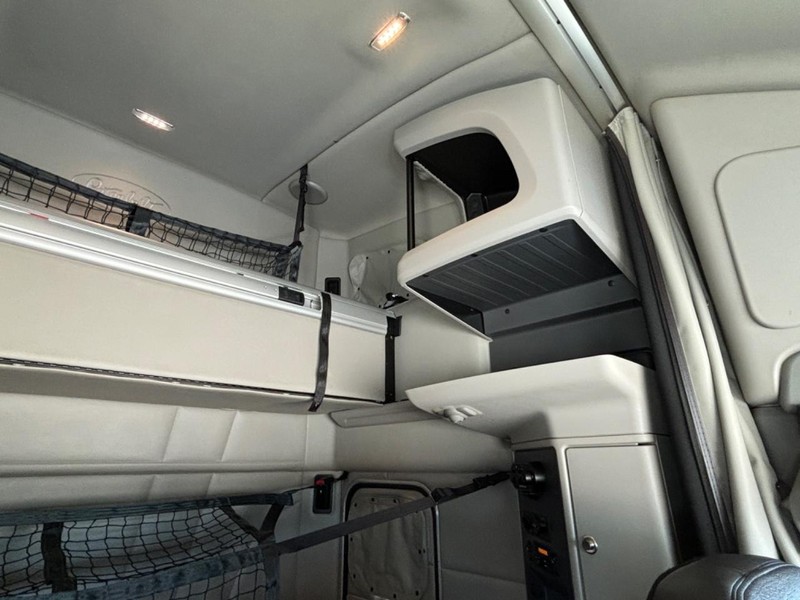 Peterbilt 579 Vehicle Full-screen Gallery Image 26