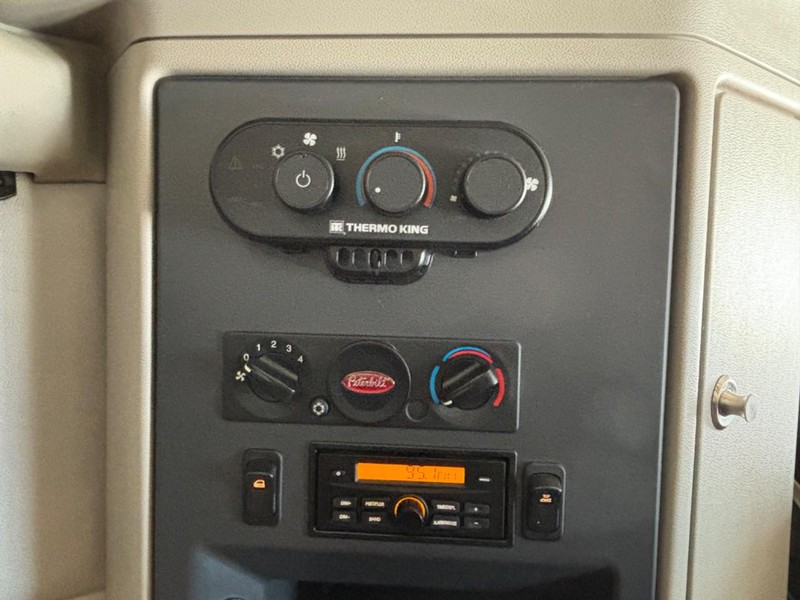 Peterbilt 579 Vehicle Full-screen Gallery Image 27