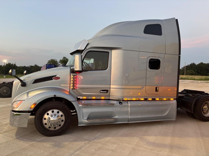 Peterbilt 579 Vehicle Full-screen Gallery Image 28