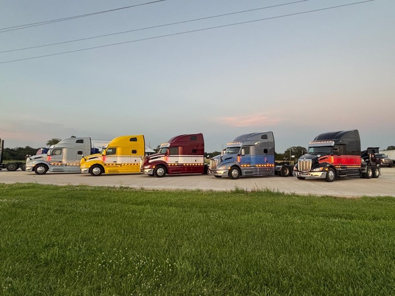 Peterbilt 579 Vehicle Full-screen Gallery Image 29