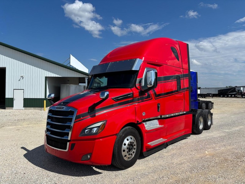 Freightliner CASCADIA Vehicle Full-screen Gallery Image 02