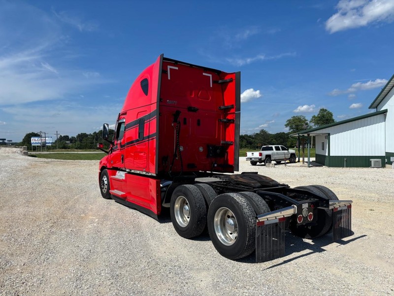 Freightliner CASCADIA Vehicle Full-screen Gallery Image 03