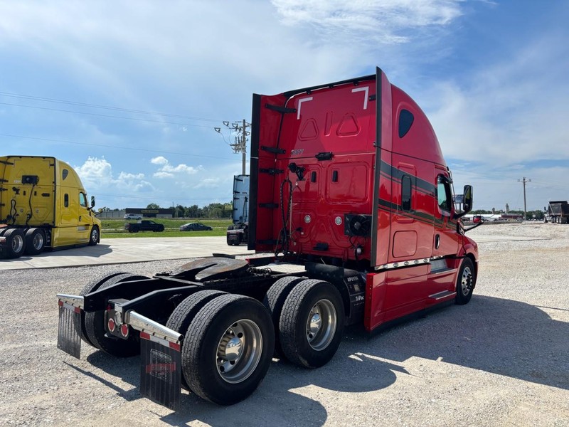 Freightliner CASCADIA Vehicle Full-screen Gallery Image 06
