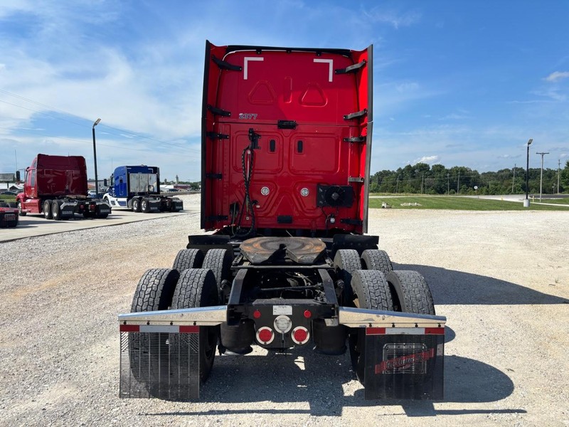 Freightliner CASCADIA Vehicle Full-screen Gallery Image 07