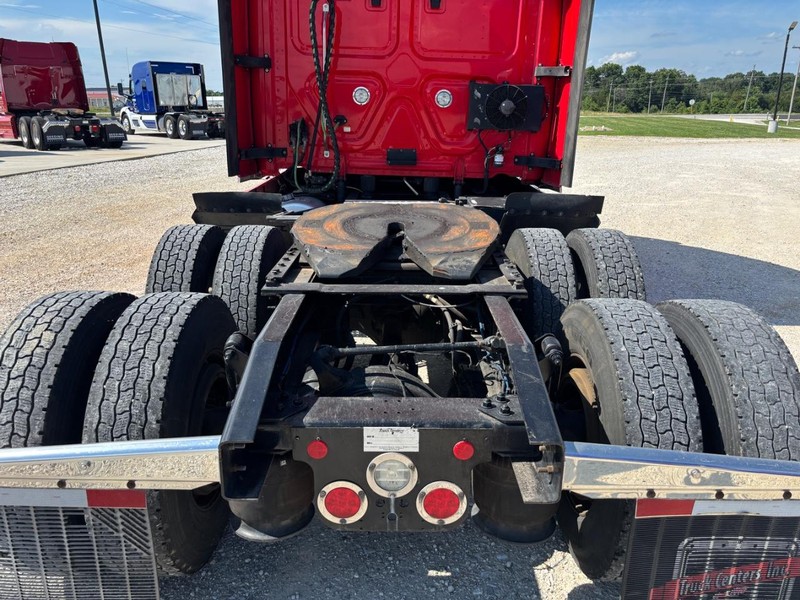 Freightliner CASCADIA Vehicle Full-screen Gallery Image 08