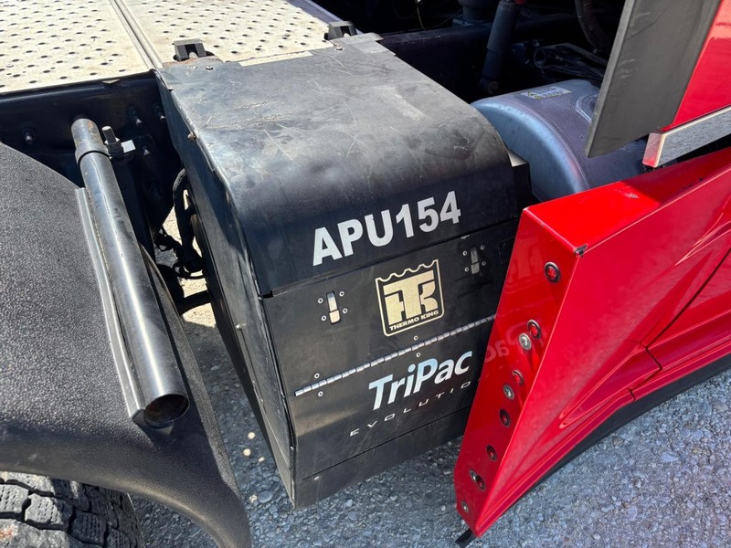 Freightliner CASCADIA Vehicle Full-screen Gallery Image 09