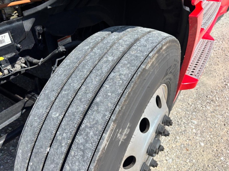 Freightliner CASCADIA Vehicle Full-screen Gallery Image 11