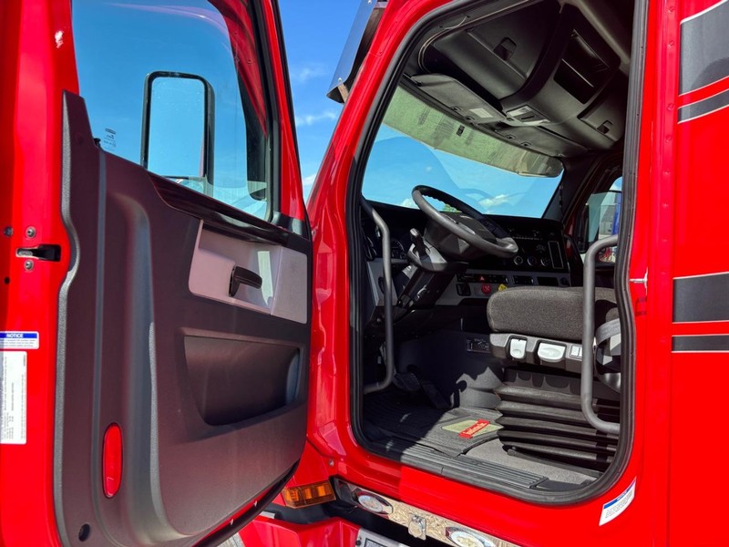 Freightliner CASCADIA Vehicle Full-screen Gallery Image 14